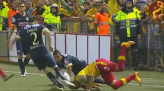 VIDEO: Otrasné! Futbalista kopol z celej sily do hlavy protihráča