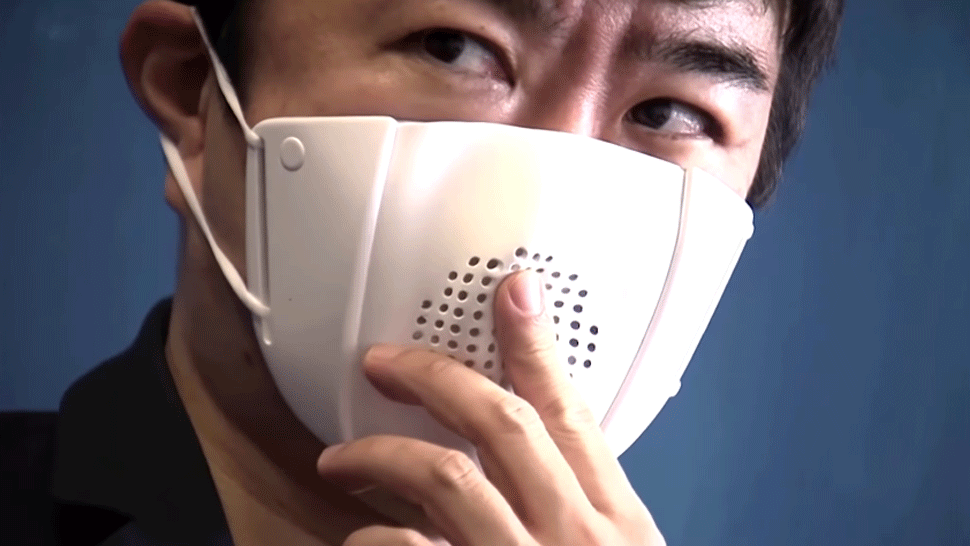 Japonci vynašli inteligentné rúška. Chránia pred vírusmi a fungujú aj ako prekladače