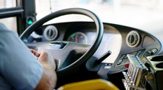 Autobusára napadol cestujúci do Pezinka. Skončil opľutý, dobitý a so skrutkami v sánke