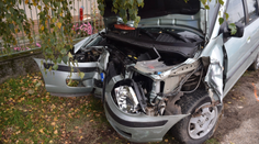 Za volantom sedelo 15-ročné dievča. Vodička zdemolovala bránu domu a zranila seba aj spolujazdca