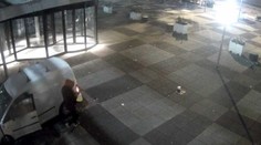 Do budovy holandského denníka vrazila dodávka a začala horieť