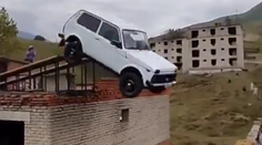 VIDEO: Kaskadérsky kúsok sa skončil fiaskom. Ruský odvážlivec rozbil Ladu o múr domu