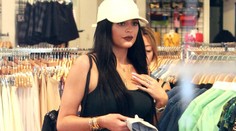 Kylie Jenner nachytali v kabínke s holým zadkom. Čo jej to z neho trčí?