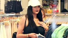 Kylie Jenner nachytali v kabínke s holým zadkom. Čo jej to z neho trčí?