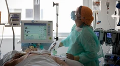 Pracovníci na COVID oddeleniach dostanú príplatok sedem eur za hodinu