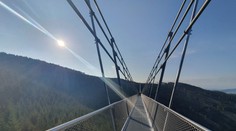 Tragédia na Morave. Muž prešiel najdlhší visutý most na svete a zomrel