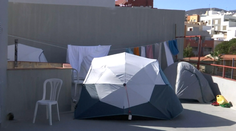 Muž v obľúbenom letovisku poskytoval ubytovanie v stanoch na streche bytovky. Teraz mu hrozí vysoká pokuta