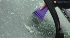 Na cestách si dávajte pozor. Na viacerých úsekoch je poľadovica, situáciu komplikuje i sneženie