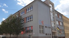 Brnianske gymnázium zamoril neznesiteľný zápach. Žiak tvrdí, že to bola pomsta školníka