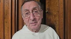 Je jediným slovensky hovoriacim spovedníkom v pápežských bazilikách. Dokáže to v ôsmich jazykoch