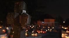 Rozsvietiť sviečku, poďakovať sa a zaspomínať. Slováci sa lúčili so zosnulými
