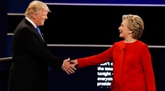 Prvá debata dvoch najväčších rivalov. Clintonová útočila na Trumpovu rodinu
