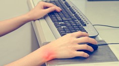 Tŕpne vám ruka? Operácia nie je nevyhnutná, stačí iba pár cvikov