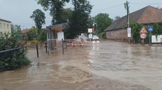 Dážď nielenže odrezal Trávnicu od sveta, ale zmenil ju na nepoznanie