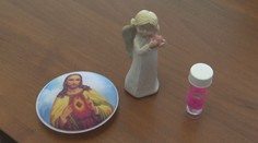 Údajná veštica, ktorá mala dve obce pripraviť o 1,4 milióna, je muž. Na súde prvýkrát ukázal svoju tvár