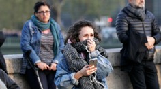 OBRAZOM: Paríž v slzách. Ľudia na ulici spievali počas požiaru pieseň Ave Maria