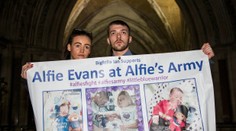 Britskí rodičia ďalej bojujú za chorého syna. Požiadali o pomoc pápeža