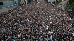 Čína údajne presúva vojská k hraniciam Hongkongu