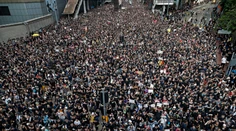 Hongkong zažil najväčšie protesty od pripojenia k Číne. Do ulíc vyšli 2 milióny ľudí