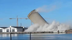 Demolácia sa nevydarila. Veža spadla na vedľajšiu budovu