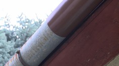 Na juhu Slovenska cudzinci vymieňajú odkvapové žľaby. Sú fušéri a násilní