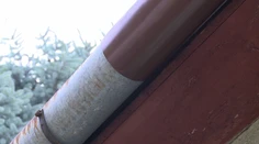 Na juhu Slovenska cudzinci vymieňajú odkvapové žľaby. Sú fušéri a násilní