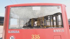 Už bol takmer na konečnej a zrazu rana. Na autobus asi niekto vystrelil