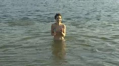 Kúpanie v ľadovej vode si vyskúšala ďalšia redaktorka Televíznych novín