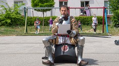 Herci a umelci si môžu vydýchnuť. Dostali výnimku pri nosení rúšok