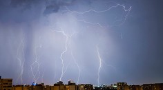 Na celom Slovensku bude dnes liať. V stredu ale príde poriadna zmena