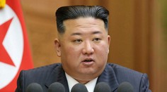 Severná Kórea poprela, že posiela Rusku delostreleckú muníciu