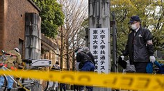 Mladík pobodal pred univerzitou v Tokiu troch ľudí