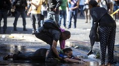 V centre Ríma sa pobili policajti s migrantmi