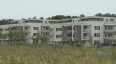 Rastú ceny nehnuteľností aj podnájmy. Podľa Slovákov je problém dostať sa k bytu či domu