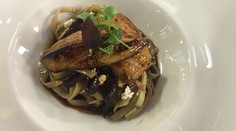 Grilovaná kačacia foie gras s tvarohovými slížami a karamelizovanou šalotkou