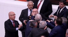 VIDEO: V tureckom parlamente sa strhla hromadná bitka, jeden poslanec je v kritickom stave
