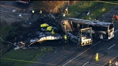 Do autobusu so študentmi vletel kamión. Desať mŕtvych