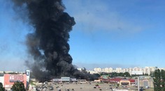 VIDEO: Ruský útok v Charkove trafil hypermarket. Hlásia dve obete a 24 zranených