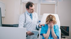 Bizarný poplatok u lekára: Žena musela platiť aj za to, že počas zákroku plakala