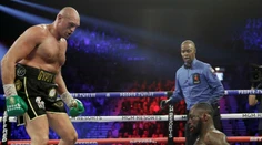 Fury poslal Wildera dvakrát k zemi. Potom si zaspieval aj s celým publikom