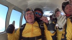 Svetový rekord v zoskoku padákom. Prekonal ho 101-ročný dôchodca