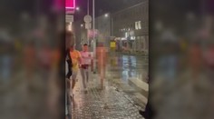 Obvinili muža, ktorý dal nahý facku policajtovi v nočnej Nitre