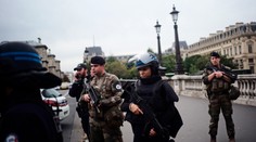 Útok mačetou v tesnej blízkosti bývalého sídla Charlie Hebdo, zranené sú dve osoby