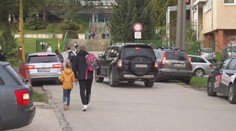 Deti cestou do školy kľučkujú pomedzi autá. Rodičia už 20 rokov žiadajú bezpečný chodník
