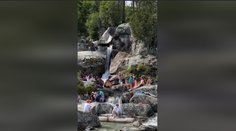 VIDEO: Turisti si z TANAP-u robia akvapark. V plavkách sa opaľujú na skalách vodopádov