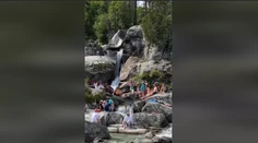 VIDEO: Turisti si z TANAP-u robia akvapark. V plavkách sa opaľujú na skalách vodopádov