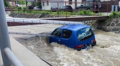 Išlo o minúty: Babička uviazla s autom v potoku. Sama nevie, ako sa tam ocitla
