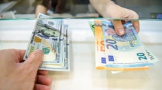 Nový dôsledok zvyšujúcich sa úrokových sadzieb: Euro oslabilo oproti doláru na 20-ročné minimum