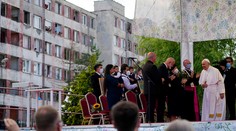 Príliš často ste boli predmetom predsudkov, hanlivých gest a slov, odkázal pápež Rómom na Luníku IX