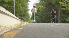 Pribúda počet pacientov po páde z elektrokolobežiek. Okrem polície už zamestnávajú aj lekárov